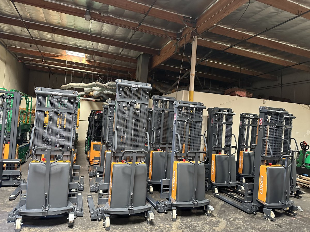 The #EA15B and EA15D Series Semi-electric Stacker in stock now! 3300lbs Cap, 119-138‘’ Lift height. 12V/120Ah Battery, on board charger.

877-232-6517 info@ekkolifts.com ekkolifts.com #ekkolifts #forklifts #lifttruck #stacker #SemiElectricStraddleStacker