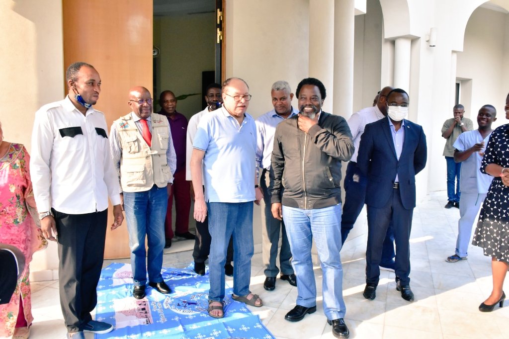 Aigle603482822's tweet photo. Vx kengo en lacoste + babouche ? Lors qu'il reçoit un rebelle.  Mais lors qu'il reçoit le président de la République,  voilà son habillement . 

Deux images,  deux messages. https://t.co/lUQ5HnIEfJ
