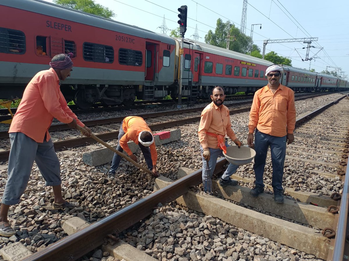 #Ldce_Open_To_All
#Justice_For_Trackman
ट्रैकमैंन रेलवे की रीड की हड्डी मानी जाती है सबसे ज्यादा मेहनत करते है फिर भी उनके  साथ भेदभाव क्यों..? इन्हे
भी अवसर की समानता का हक मिलना चाहिए! 
 ये आज भी औपनिवेशक मानसिकता के शिकार हैं , ट्रैकमैंन के साथ न्याय हो
<a href="/PMOIndia/">PMO India</a> <a href="/RailMinIndia/">Ministry of Railways</a>