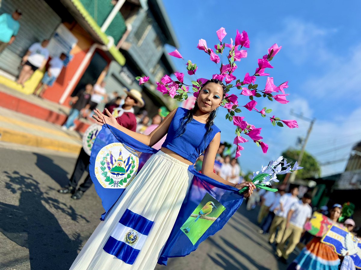 DenisGodoyX's tweet photo. 🇸🇻💙Te saludamos reverentes, las nuevas generaciones. Hoy conmemoramos la independencia de nuestro país con un colorido desfile en las calles de Cuscatancingo. 🇸🇻 Gracias a todos por formar parte de esta celebración que nos llena de orgullo y esperanza. ¡Viva El Salvador! https://t.co/ZfIZQXz0TI