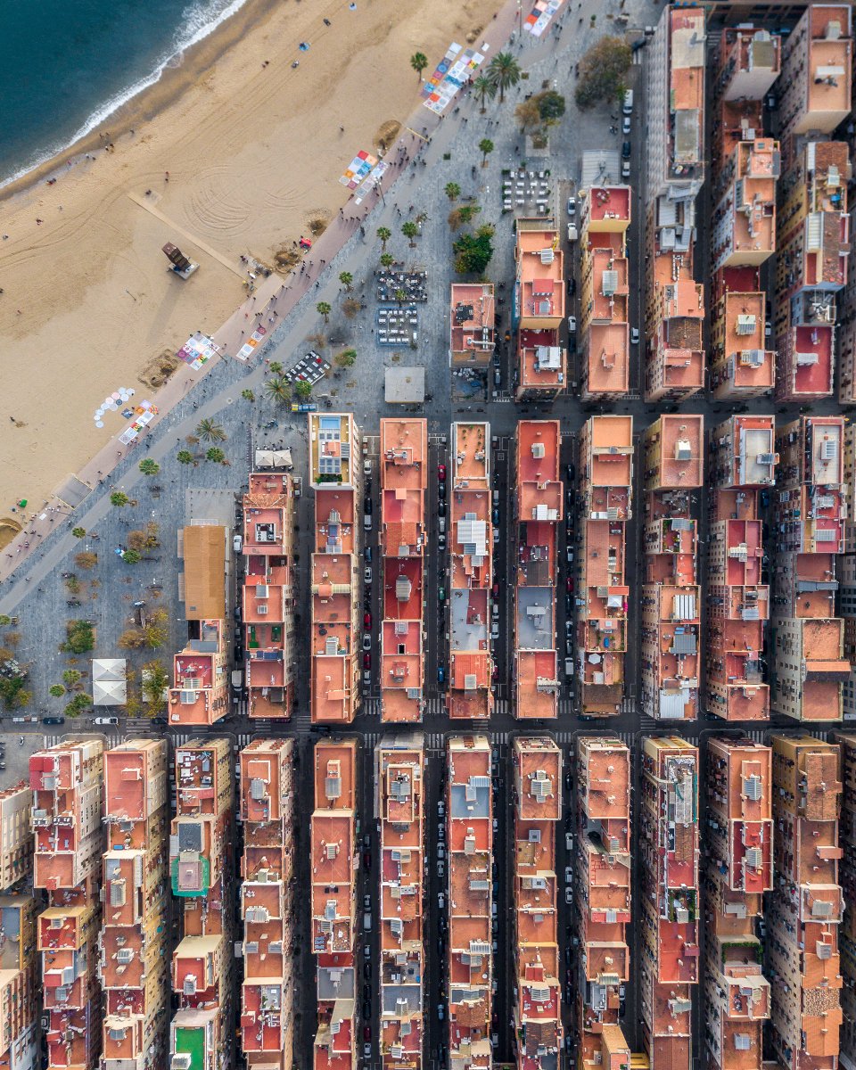 Amb aquesta sèrie de 9 fotos aèries titulada "Barcelona From Above" el fotògraf hongarès Márton Mogyorósy guanyà l'or en la categoria d'Arquitectura dels International Photography Awards el 2019.

📷 La Barceloneta, una partida de Tetris on no perds mai, amb peces de 8,4 x 8,4 m.