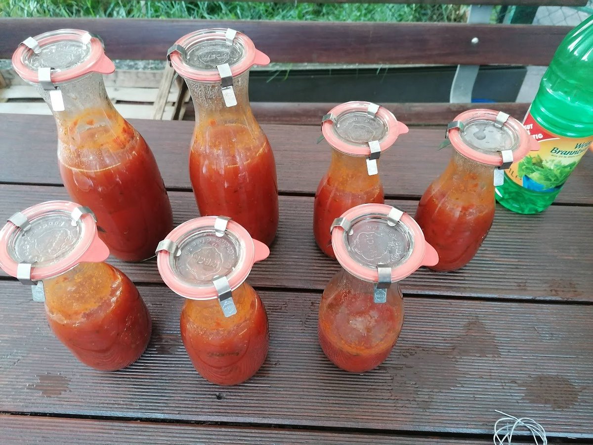 chrisrace_de's tweet photo. Als "weiblich gelesene Person" wäre ich jetzt wohl ein #TradWife, weil ich #Tomatensauce von Tomaten aus'm Garten einkoche.
#TradWife #TradMan #Bullshit https://t.co/Ra2vxs6HkL