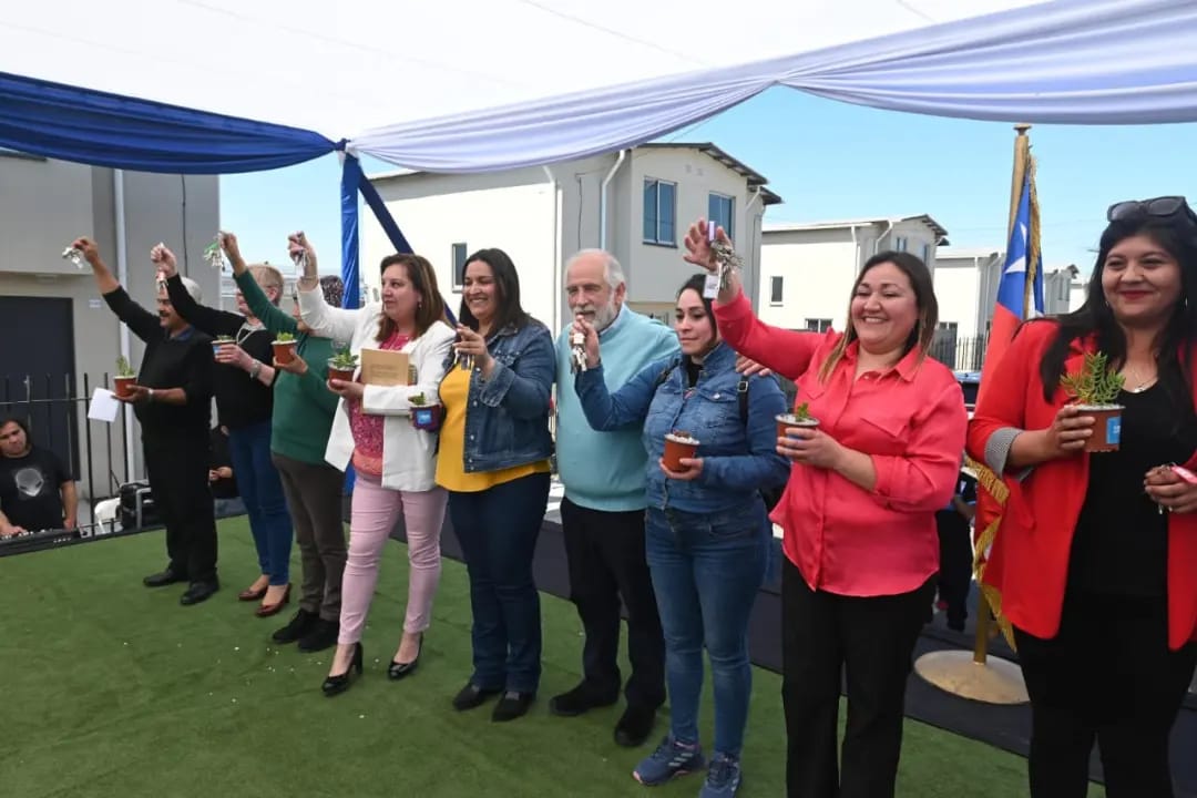 carlosmontestwt's tweet photo. Hoy estuve en la ceremonia de entrega de viviendas del proyecto “Vida Nueva” de la comuna de Isla de Maipo, en la Región Metropolitana, que beneficiará a 299 familias.Destacamos la calidad de las construcciones con un alto estándar con envolvente térmico y ductos de ventilación. https://t.co/e4q7o7rZwu