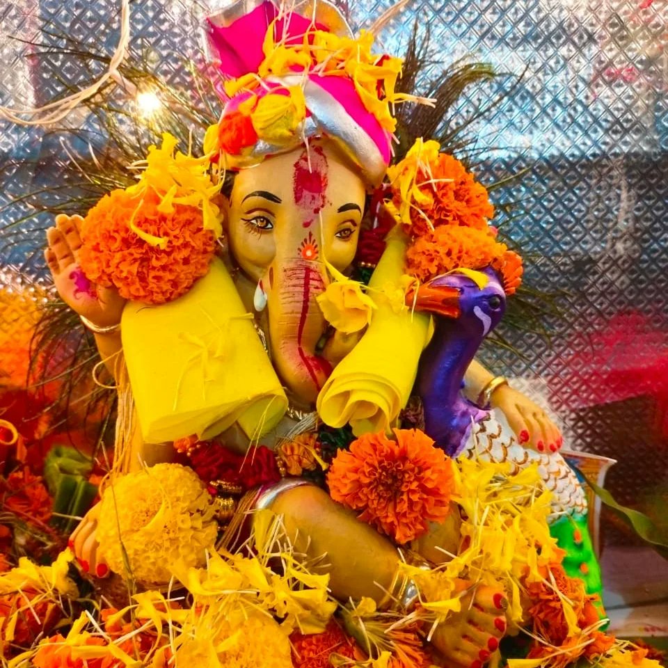 Pyaricetamol5's tweet image. वक्रतुण्ड महाकाय सुर्यकोटि समप्रभ,
निर्विघ्नं कुरु मे देव सर्वकार्येषु सर्वदा।🌺🙏 
#GanpatiBappaMorya 
#GanpatiVisarjan