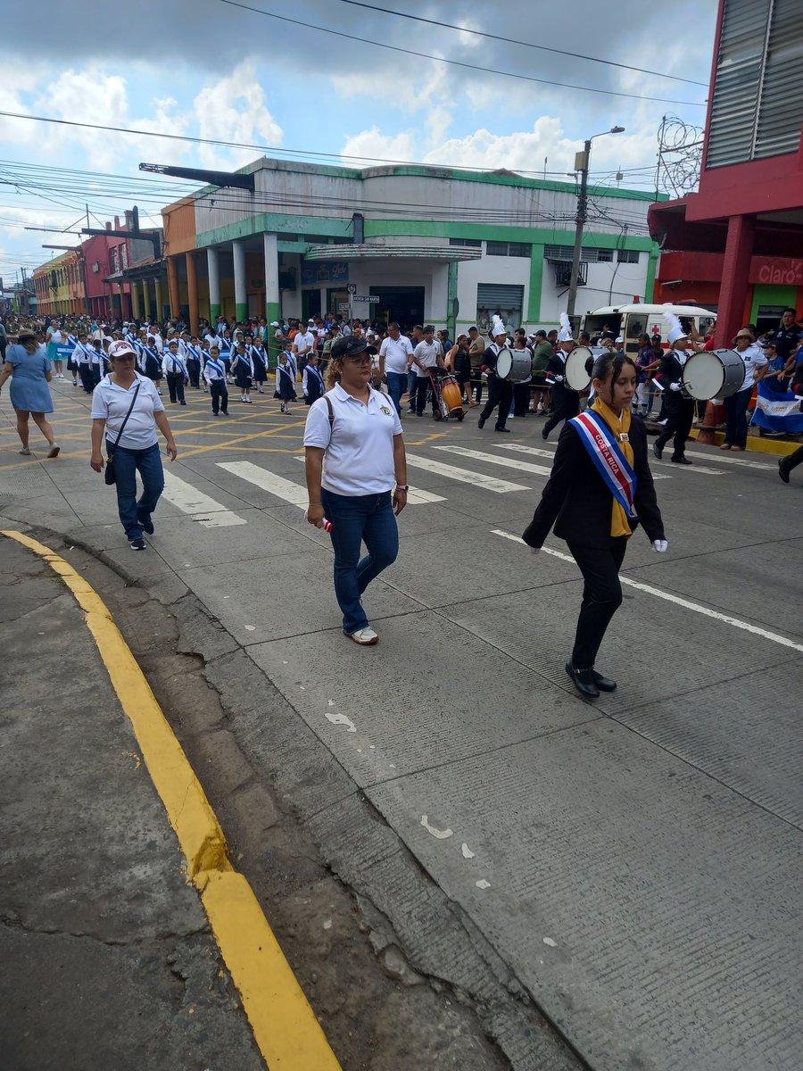 En Santa Tecla, El Salvador, miles de personas participan en tradicional desfile de estudiantes y militar en honor a la Independencia Patria. #Independencia #ElSalvador