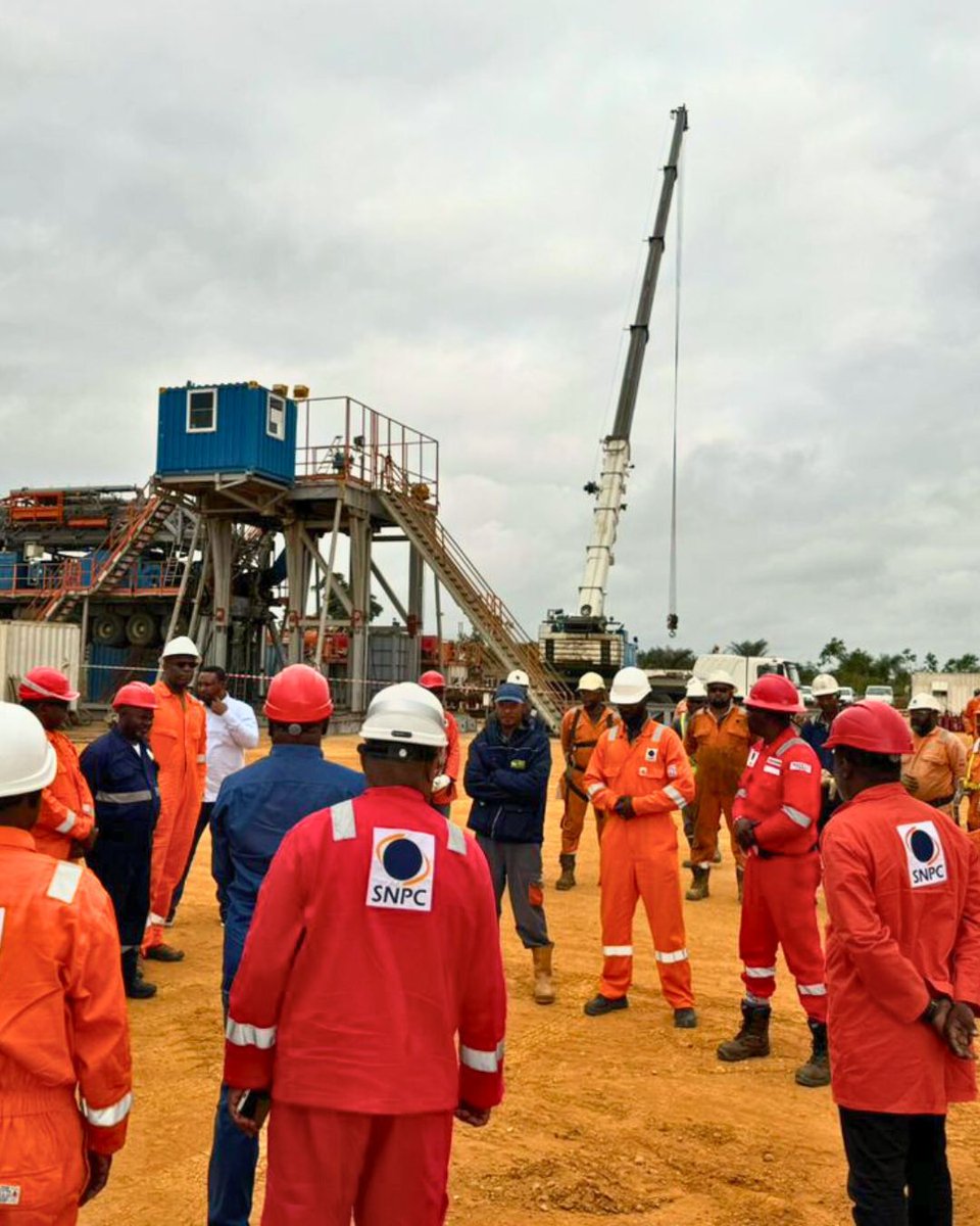 OmingRaoul's tweet photo. Une phase d'exploration qui prend corps jour après jour, grâce à l'engagement des équipes sur le permis NANGA I !
Avec l'acheminement d'un rig de forage par #ILOGS, et son installation d'un rig de forage par la #SFP, la plateforme 200 est prête à accueillir le prochain forage d'exploration. Aujourd'hui, je me suis rendu sur place pour constater les progrès et saluer le travail remarquable de chaque agent.
Ce forage ouvrirait la voie à une production énergétique encore plus soutenue, et créerait ainsi des opportunités pour la République du Congo et pour ceux qui choisissent d'y contribuer.
#Congo #SNPC #NangaI #Forage #Exploration