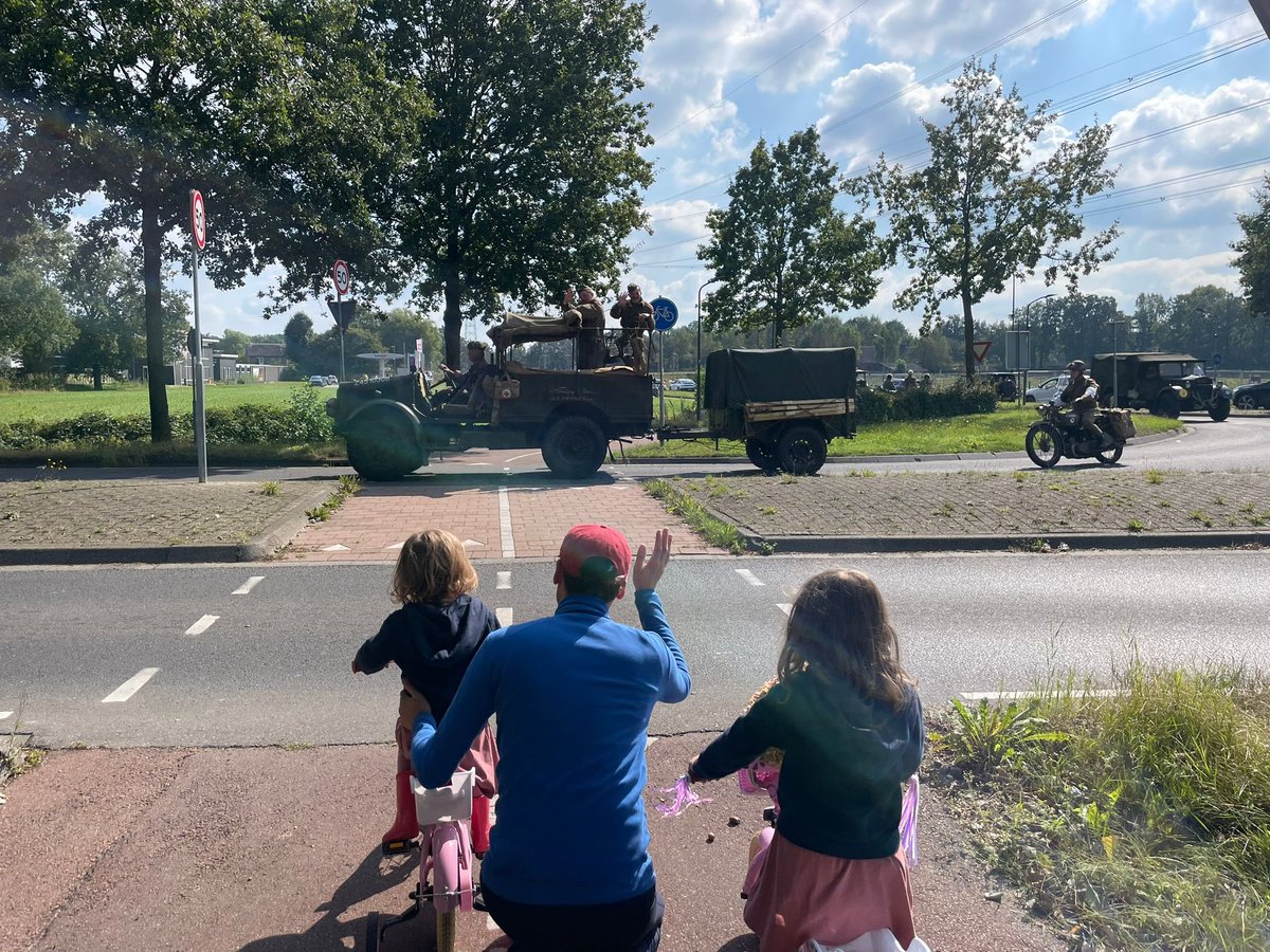 80 jaar geleden werd Brabant bevrijd. Democratie &amp; vrijheid keerden terug! Van mijn oma &amp; opa ken ik de verhalen over de bevrijders die vanuit Mierlo optrokken richting Mierlo-Hout &amp; Helmond. Burgers en militairen verloren hun leven. Genoeg reden om te blijven herdenken!