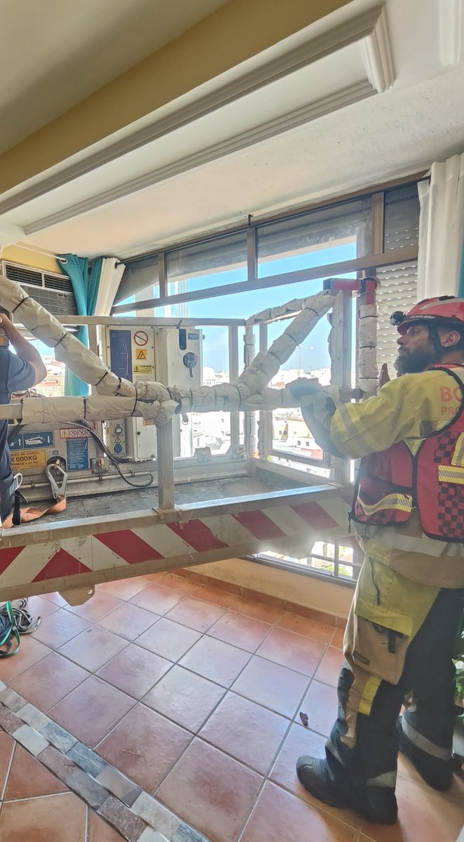 BomberosAlcala's tweet photo. ‼️Agradecer por supuesto la ayuda a Grúas Lozano, a @PoliciaLocalAG , #sanitarios, bomberos del Consorcio de Sevilla y a @BOMBEROSSEVILLA @EmergenciasSev por la ayuda prestada ayer cuando se intentó el rescate x primera vez.

✅Deseamos una pronta recuperación para nuestro vecino https://t.co/sApg2FbfWA