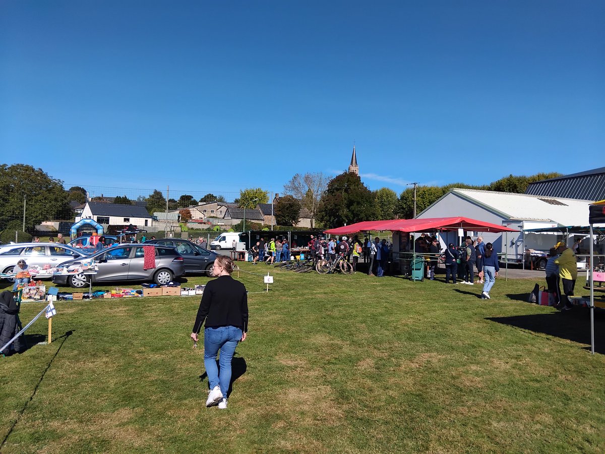 AlexandreMrd53's tweet photo. Fête communale ce dimanche à Montenay. Une journée qui a été rythmée par de nombreuses animations : exposition de voitures de collection, randonnée VTT et vide grenier. Bravo au comité des fêtes et à l'ensemble des bénévoles 👏 !!
#bénévolat #Montenay https://t.co/bXyuavNdWb