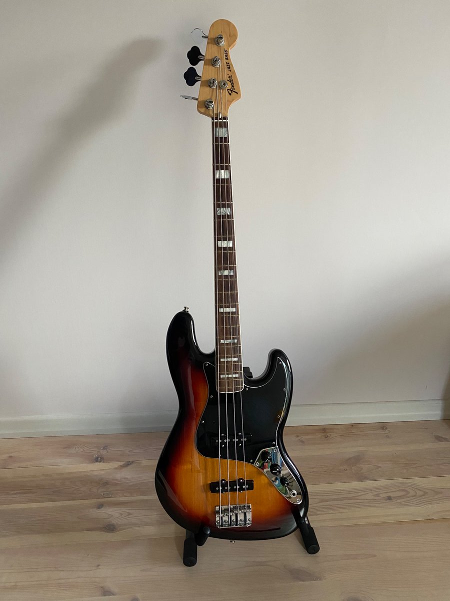 Pārdodu šo burvīgi skanošo Fender ‘70 Jazz bass skaistuli! €750. Ja ir interese, dod ziņu DM.
