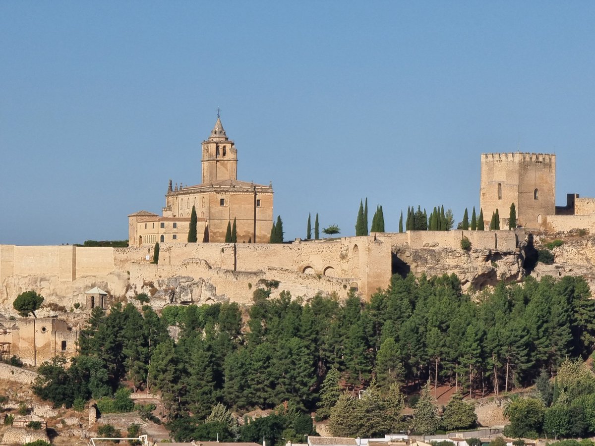 Volvemos al mirador del Cruz del Rayo para disfrutar de #AlcalalaRealEnamora y de la  maravillosa Fortaleza de la Mota ♥️