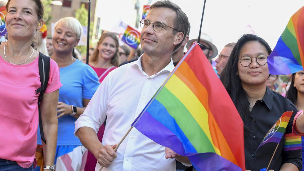 MGPCitat's tweet photo. [utarbetande av lagtext*]

@ArmannRman: ”… sexuell läggning är ej en faktor vid tillsättande av statsminister,

men skola vi hava en homosexuell man på statschefsposition, 

så skola han vara top - och ej bottom” https://t.co/5VObKtqMiG
