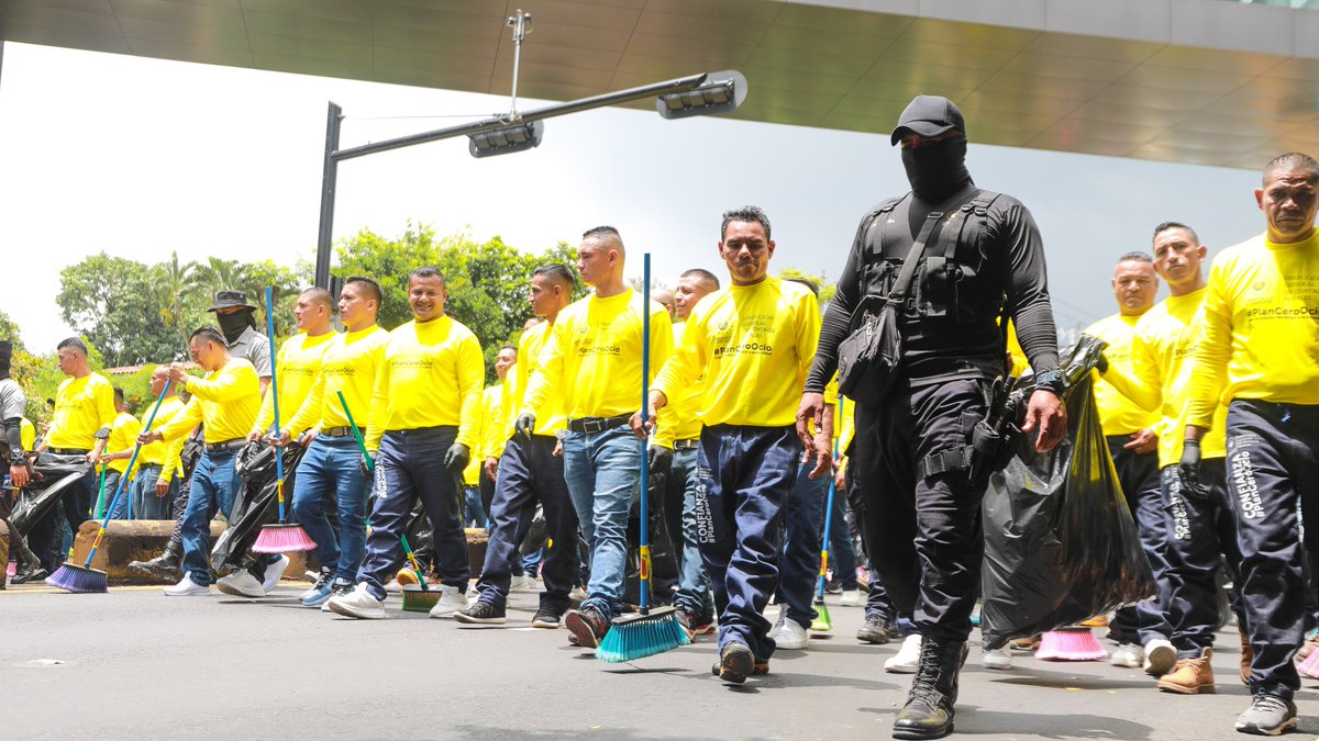 PenalesSV's tweet photo. ✅️ Un total de 300 privados de libertad del #PlanCeroOcio realizan labores de limpieza en el desfile cívico de este 15 de septiembre. 🇸🇻
#IndependenciaSV https://t.co/4C7phkjgVF