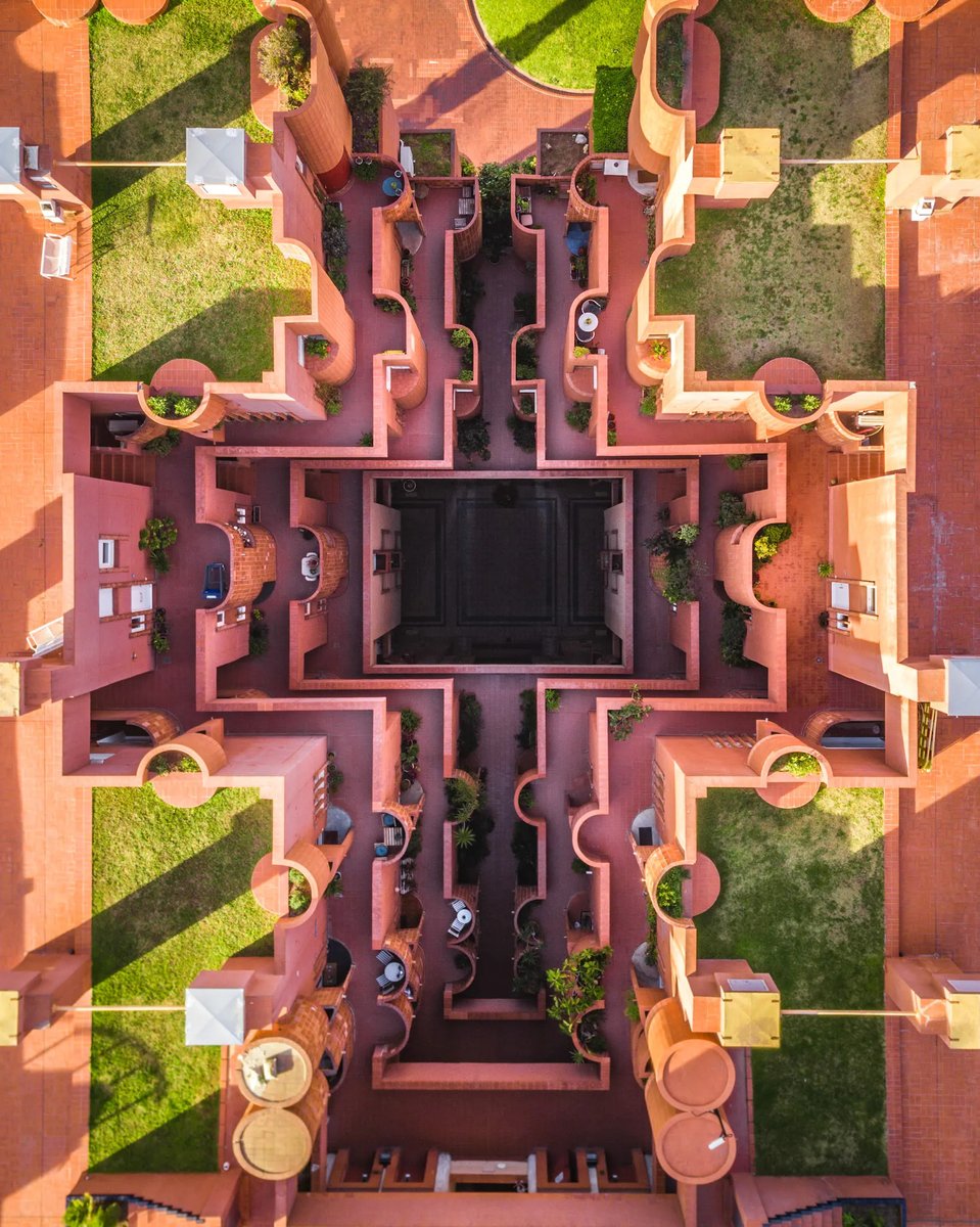 efemarq's tweet photo. I finalment un detall del gran pati axial del Walden 7 amb forma de creu. Uns patis descrits per Anna Bofill com a "places tridimensionals" o un "si matern".

Totes les fotos són de Márton Mogyorósy (excepte la de la piràmide), una sèrie multipremiada.
https://t.co/aYILu3AGdk https://t.co/4yyCVd0imV