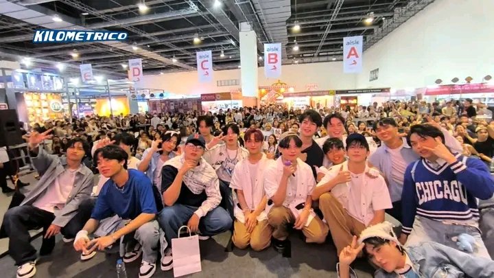 iscbxl's tweet photo. seeing ajaa and aster yesterday in one stage felt so surreal.. I love them both sm 😭😭😭 my hany and twinkle heart is so happy 💗💗💗 
#AJAA #ASTER
cr. @ kilometrico @ ekonek_ph https://t.co/b2gpEWRm0d