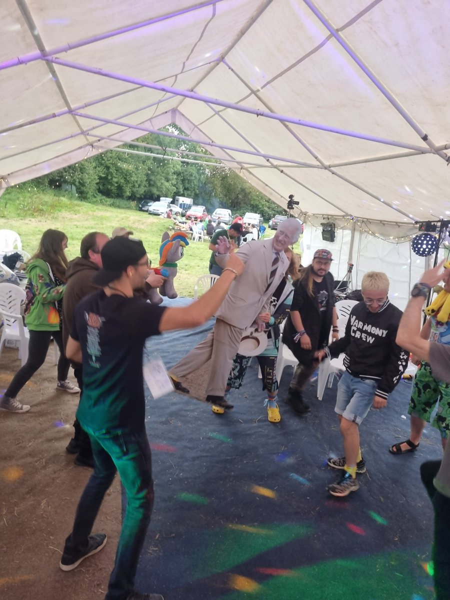 Special royal guest appearance at <a href="/DJ_Direkt/">DJ Direkt 🔜 @EE25</a> set!