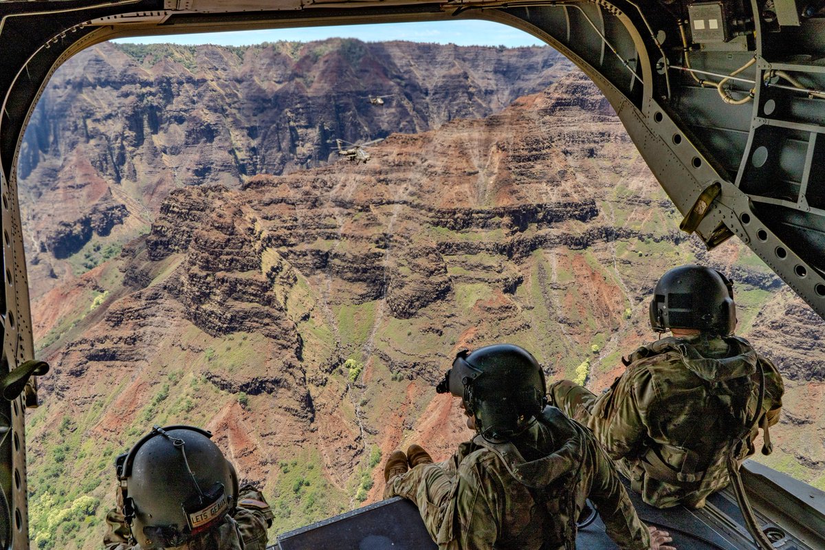 25thID's tweet image. 🌴 #ArmyLife 🌴 

Swipe to see what life in #AmericasPacificDivision looks like from up above. 

Wherever the @USArmy mission may bring you, the #ArmyPossibilities are limitless!

#TropicLightning  |  #StrikeHard  |  #AmericasPacificDivision