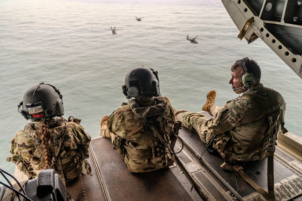 25thID's tweet image. 🌴 #ArmyLife 🌴 

Swipe to see what life in #AmericasPacificDivision looks like from up above. 

Wherever the @USArmy mission may bring you, the #ArmyPossibilities are limitless!

#TropicLightning  |  #StrikeHard  |  #AmericasPacificDivision