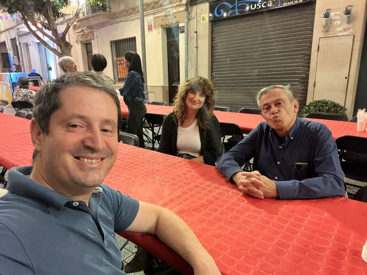 JuntsxEsplugues's tweet photo. 🍴Sopar de Germanor del Carrer de l'Avenç, enguany el seu 40è aniversari 🎂

Felicitats als veïns i veïnes per la organització!🎉 #soparcarrerdelavenç #carrerjacintverdagueresplugues #barricentre #espluguesdellobregat #esplugues #juntsxesplugues https://t.co/TXf4LaM9m9