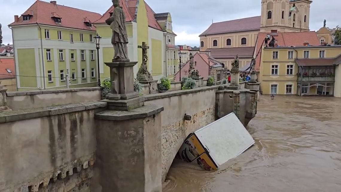 pawperfikowski's tweet image. Kochani. Zamiast obwiniać, która władza &quot;dopuściła&quot; do tej powodzi to zróbmy coś dobrego i wpłaćmy chociaż symboliczną złotówkę dla poszkodowanych przez ulewy. Bądźmy dla innych ludźmi 🫶
Link do zbiórki👇