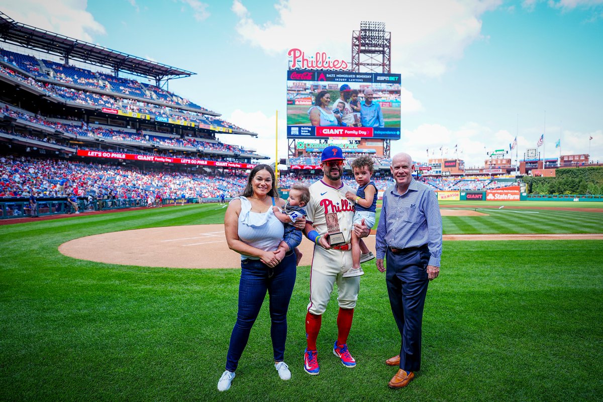Prior to today's game, Schwarbs received his award as our Roberto Clemente Award nominee for all the great work he, his family, and his foundation continue to do throughout our community ❤️👍

Vote for Kyle! atmlb.com/4cZq1YD