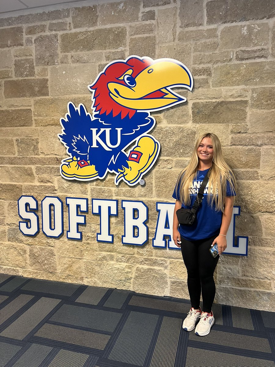 MackennaJackson's tweet photo. I had a great time visiting Jayhawk country. Amazing campus, facilities &amp; even better people! Thank you players &amp; coaches for the tremendous hospitality &amp; time spent with me and my family! 🔴🔵 #RockChalk @KUSoftball @CoachMcFalls @LauraHeberling @JackNLucysDad @CoachChiles3 https://t.co/oaXLGIDIdu