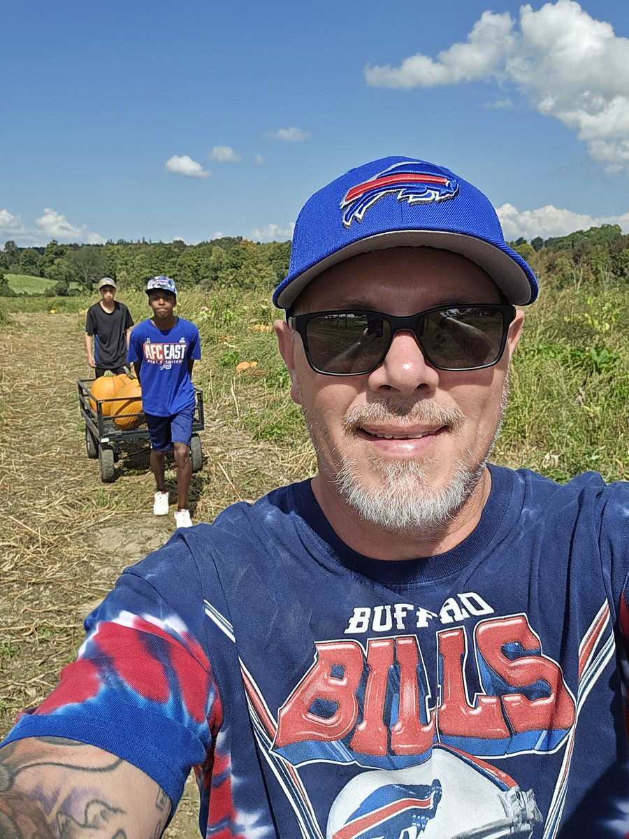 BILLNETO315's tweet photo. So what's #BillsMafia doin on this stress free #Sunday #Victoryweekend #GoBills #fallseason 🎃 🍂 🍁 https://t.co/bssug3Hkai