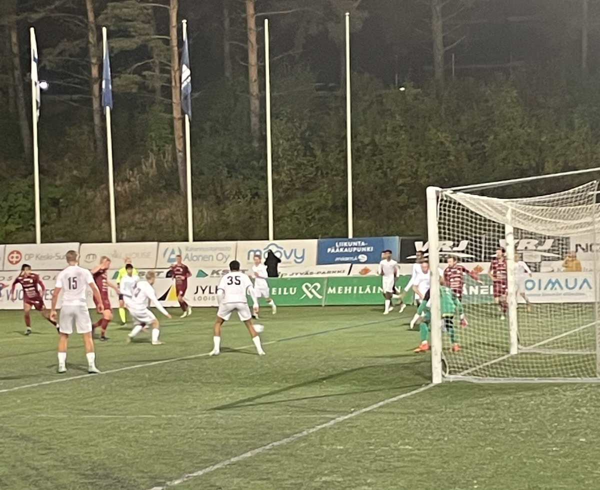 AlwaysKeeper's tweet photo. Olipas vauhdikas ja hyvätasoinen Ykkösen alemman loppusarjan matsi JJK - KuPS Akatemia (1-0). JJK tuntuu pelaavan paremmin Viitaniemen tekonurmella kuin kotipesässä Harjulla. @miesten_ykkonen @harjunpojat @JJK1923 https://t.co/QGhG4g6aH3