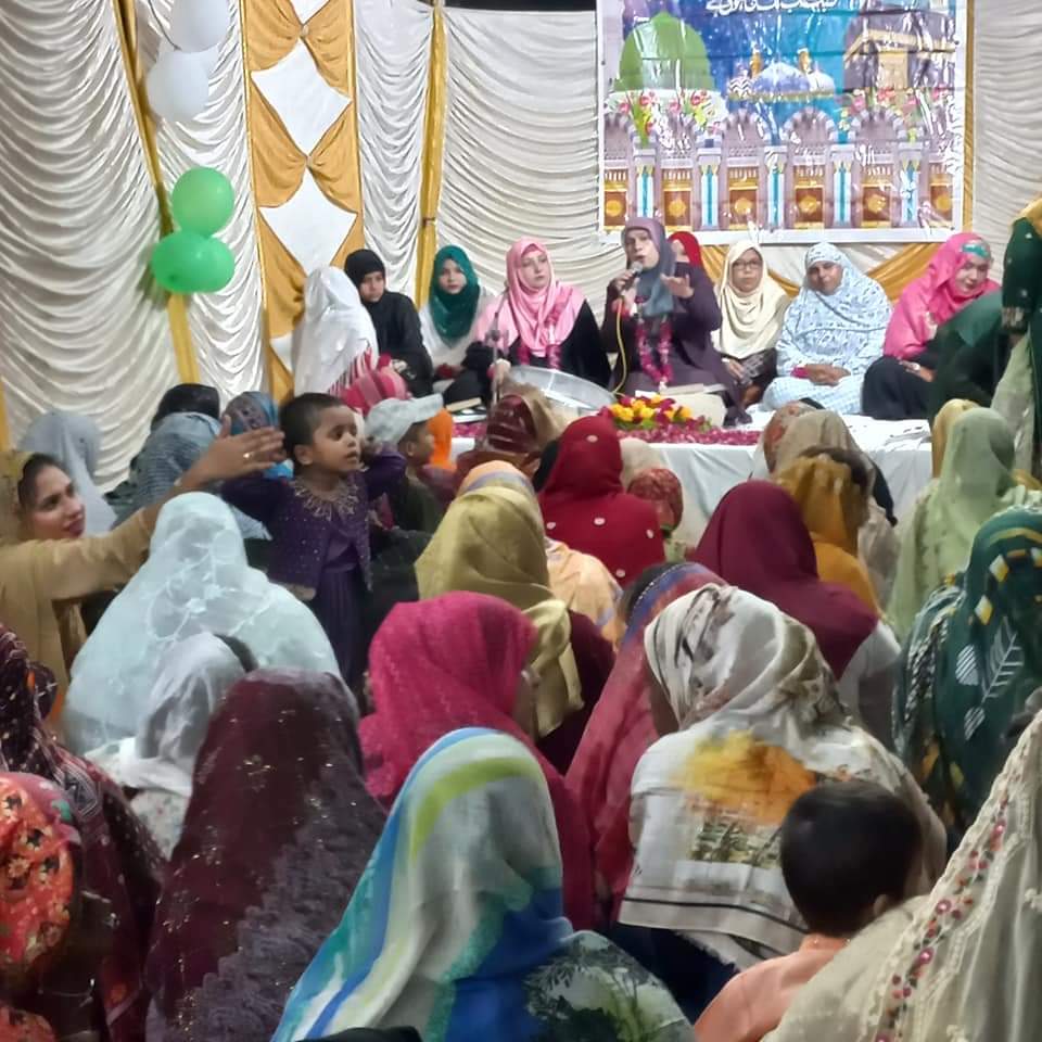 mwl_karachi's tweet photo. #سالانہ_محفل_میلاد_مصطفٰی_ﷺ اورنگی ٹاؤن کراچی میں خصوصی خطاب مسز نصرت رعنا ڈار(صدر منہاج القرآن ویمن لیگ کراچی ویسٹ ڈویژن) نے کیا۔محفل کے اختتام پر تمام شرکاء کو عظيم الشان میلاد کانفرنس کراچی (جو 28 ستمبر بروز ہفتہ کو منعقد کی جائے گی) کی دعوت دی گئی اور ہینڈ بلز تقسیم کیے گئے۔ https://t.co/T30XtpOGou