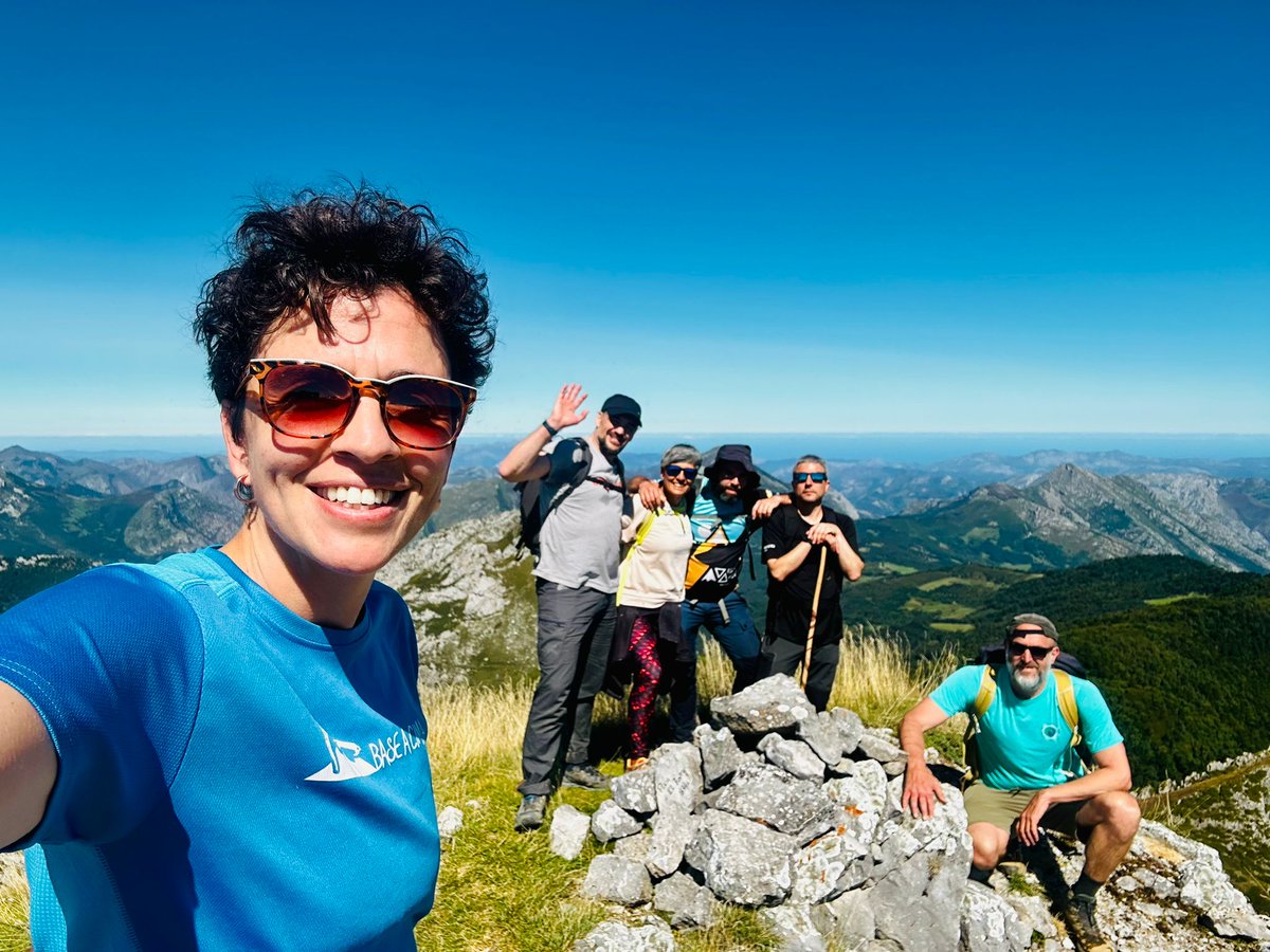 DavidAlonsoMed's tweet image. Queda inaugurado oficialmente el Grupo de Montaña⛰️ &quot;Los Fugaos&quot;😄
Hoy nos fuimos a les maravilles de #Ponga, al Collau Zorru.
Un espectáculo🩶💚💙
Como la compañía 😍 y la grandeza semántica de @gerclouds , @chuelia , @rubenfernandeza , @RTorre  y Laura.
Hasta la siguiente!😘