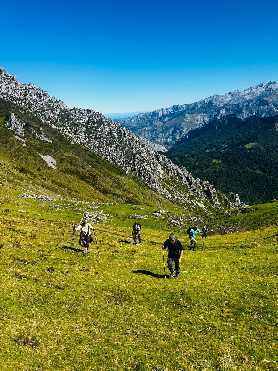 DavidAlonsoMed's tweet image. Queda inaugurado oficialmente el Grupo de Montaña⛰️ &quot;Los Fugaos&quot;😄
Hoy nos fuimos a les maravilles de #Ponga, al Collau Zorru.
Un espectáculo🩶💚💙
Como la compañía 😍 y la grandeza semántica de @gerclouds , @chuelia , @rubenfernandeza , @RTorre  y Laura.
Hasta la siguiente!😘