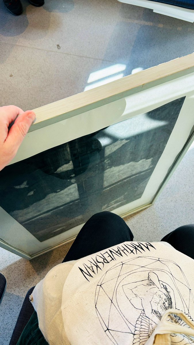 Jag har varit lite semi-besatt av den här dystra etsningen av konstnären Kit Alexi (Hjalmarsson). I dag hittade jag den i original, signerad och numrerad (146/150) och i stor träram, i en ramlåda på secondhand för 150 kronor ?