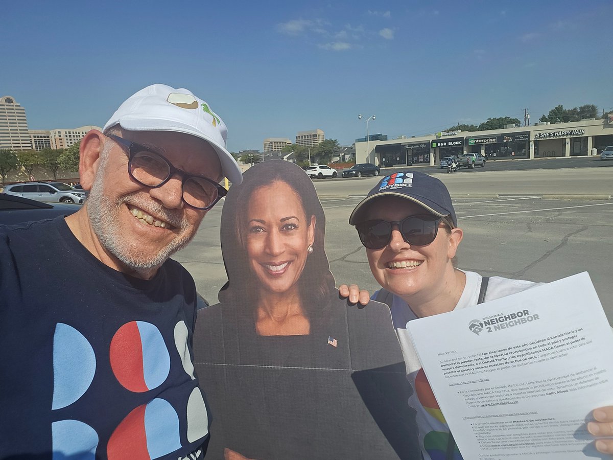 moderate2severe's tweet photo. What a blast we had at the @indivisibletx24 #neighbor2neighbor meet up in Dallas today. I love that #Kamala showed up to support us. 4 of my 10 homes are solid. 2 promised to sign up for their own list! Be a good neighbor. @IndivisibleTeam https://t.co/0r5zkbxUct