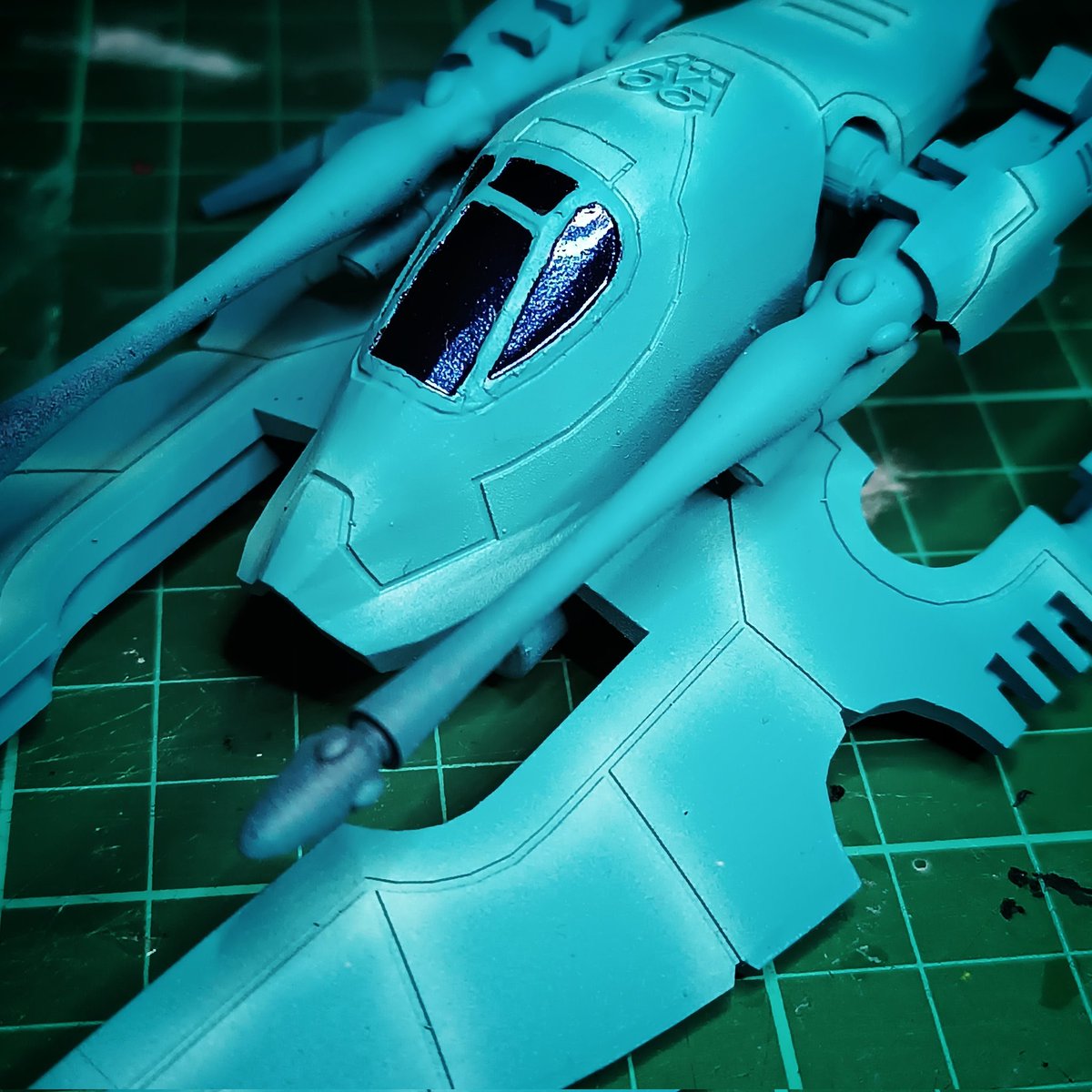 ManuelGauda's tweet image. Lots of 1st in this pic:
- glow effect (airbrush)
- new metallic paint
- thinned down new paint
- masking (not perfect)

The grooves will get some white panel liner. 
#wargaming #warhammer40k #eldar #aeldari #miniaturepainting #airbrush