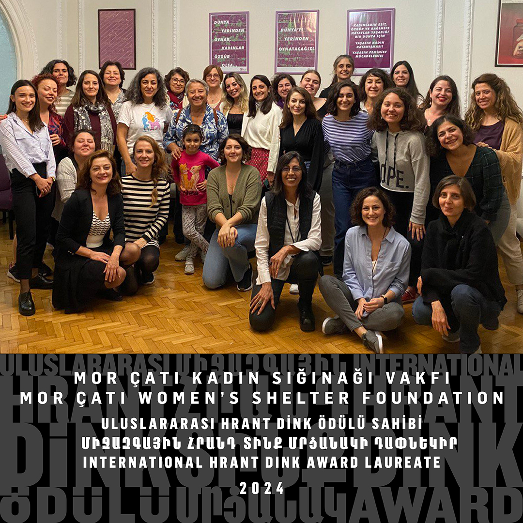 2024 #HrantDinkÖdülü sahibi <a href="/morcativakfi/">Mor Çatı</a>'nın ödül konuşmasında kadınların eşit haklarına göz dikildiğine, feminizmin itibarsızlaştırılmaya çalışıldığı şu dönemde bu mücadeleyi sahiplendiklerine; güçlü ve umutlu hissettiklerine vurgu yapıldı. #UmuduÇoğalt

bit.ly/3Xy0Sim