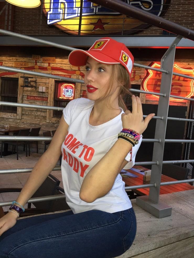 xDesiVargasx_'s tweet image. ☆Desiré Vargas Losada☆
♧Mi madre la mejor 
♧Rubia
♧Rebelde
 ♧Con Carácter 
《Si algún día te da la gana de hacer de padre ya sabes donde estoy y si no me dejas en paz》
♧Tramas al MD 
#FreeRol 
#RT y ❤️