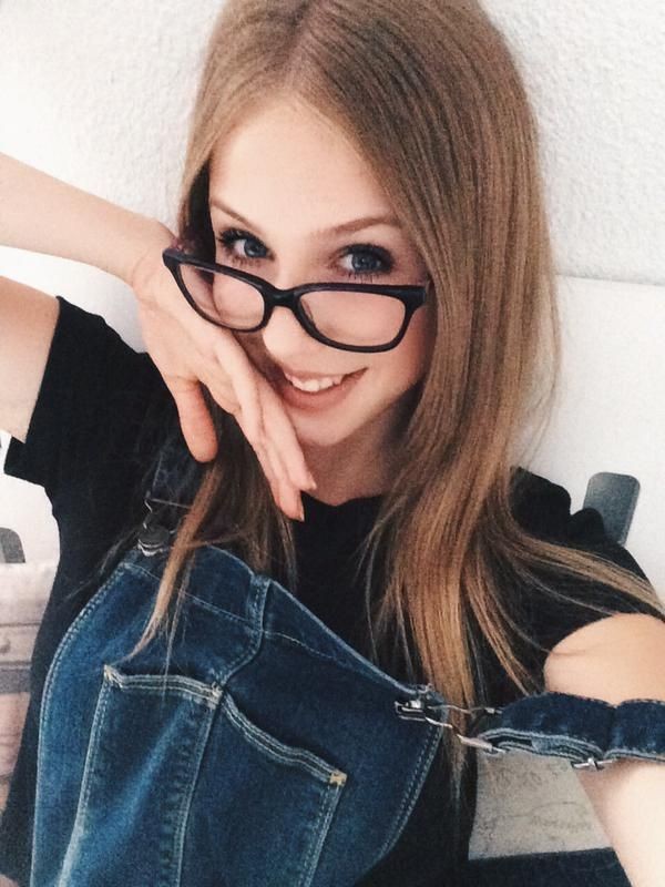 xDesiVargasx_'s tweet image. ☆Desiré Vargas Losada☆
♧Mi madre la mejor 
♧Rubia
♧Rebelde
 ♧Con Carácter 
《Si algún día te da la gana de hacer de padre ya sabes donde estoy y si no me dejas en paz》
♧Tramas al MD 
#FreeRol 
#RT y ❤️