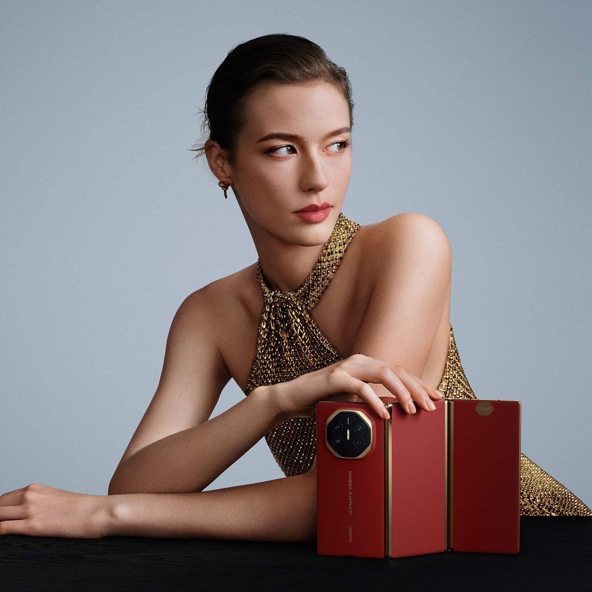 huaweijimmy's tweet image. Cutting-edge technology meets exquisite craftsmanship. The new #HUAWEIMateXT #ULTIMATEDESIGN pushes beyond the limits with its premium design and futuristic form—a symbol of the future is unfolding.