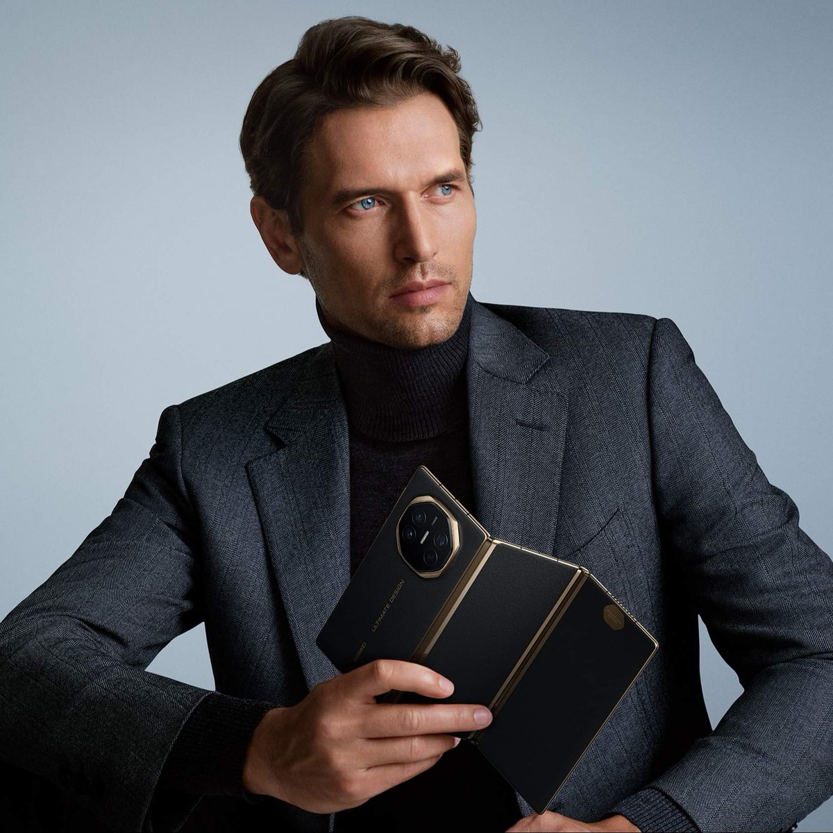 huaweijimmy's tweet image. Cutting-edge technology meets exquisite craftsmanship. The new #HUAWEIMateXT #ULTIMATEDESIGN pushes beyond the limits with its premium design and futuristic form—a symbol of the future is unfolding.