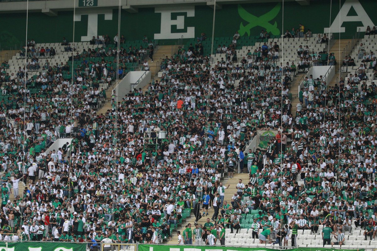 herkesedaircom's tweet photo. Bursaspor TFF 3. Lig 1. Grupta Tokat Belediye Plevnespor'u ağırladığı karşılaşmada, Bursa Yüzüncü Yıl Atatürk Stadyumunda tam 40 bin bilet satarak 3. Lig seyirci rekoru kırıldı. Taraftarın yoğun ilgisi Bursaspor'un desteğini şehrin futbola olan bağlılığını bir kez daha gösterdi https://t.co/wgB2gWayAF