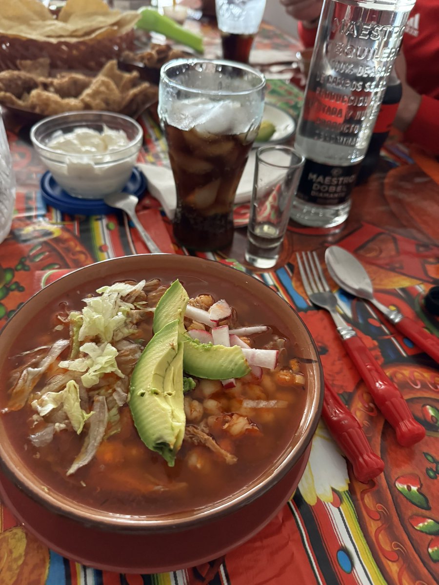 ccorreag71's tweet photo. Hola Enrique y Toño, gran transmisión felicidades! Por favor salúdame a Paio Correa y a Charly Correa acá viendo la formidable transmisión y comiendo un pozole @EnriqueBurak @adevaldes #NFL https://t.co/uRjmL0GeaU