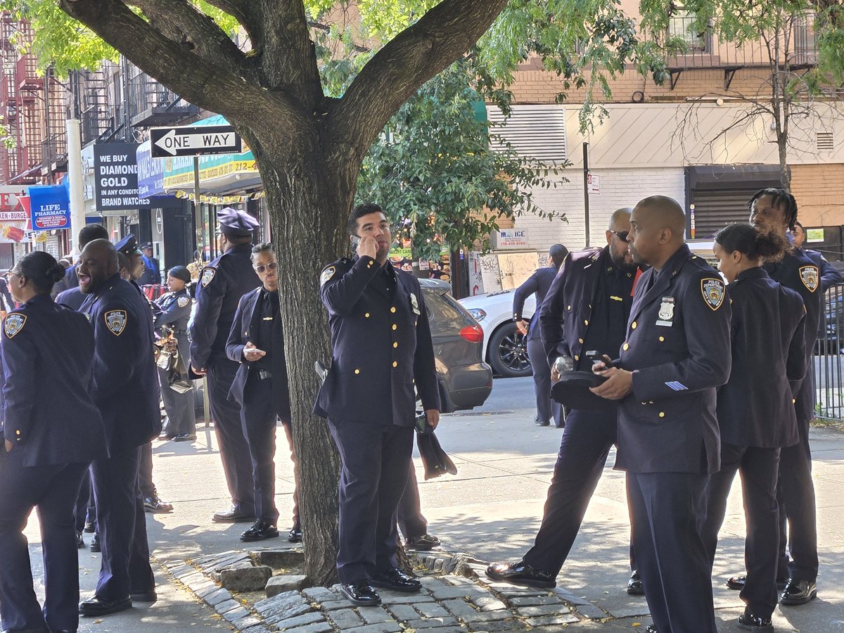 BicyclesOnly's tweet photo. Ran into the NYPD cadet graduation ceremony https://t.co/0VS4hWey9d