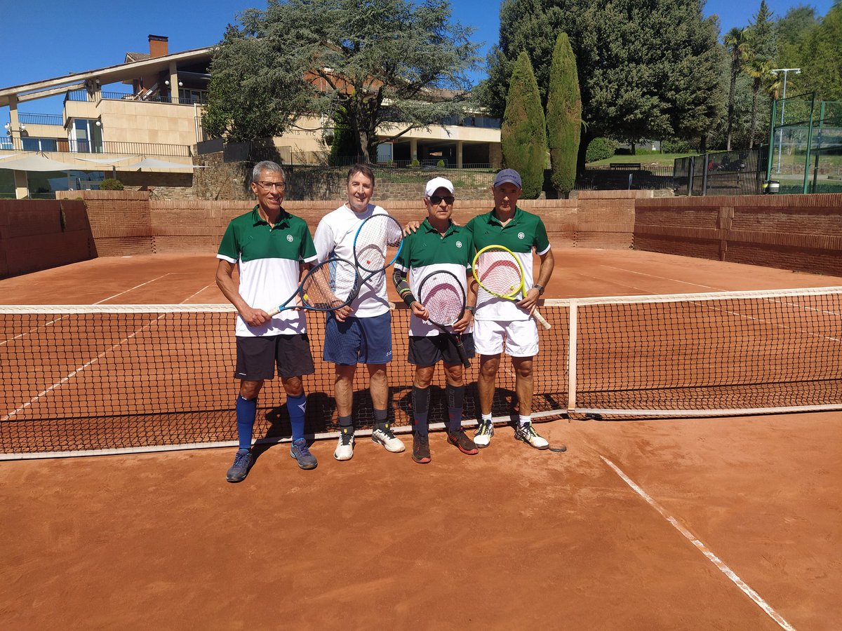 Victoria por 3-2 del equipo de veteranos +60 de Stadium Casablanca en su visita al Club de Tenis Vic en el Campeonato de España de veteranos.