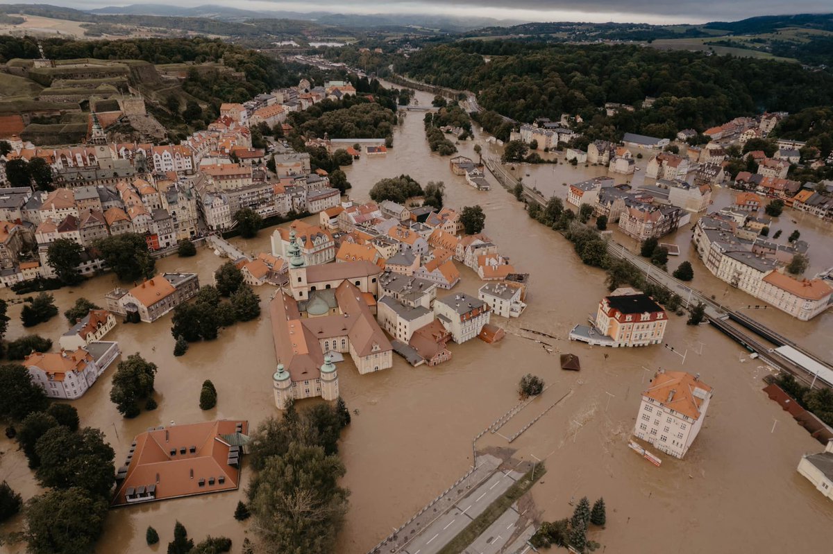 MeteoExpress's tweet photo. 🌧️ L'Europe centrale vit des intempéries dramatiques. Il y a 2 mètres d'eau dans les rues de certaines villes, ici Kłodzko dans le sud de la Pologne. Le bilan très provisoire est d'au moins 8 morts. (© Oliwier Kwiatkowski) https://t.co/hbmV8VAavi