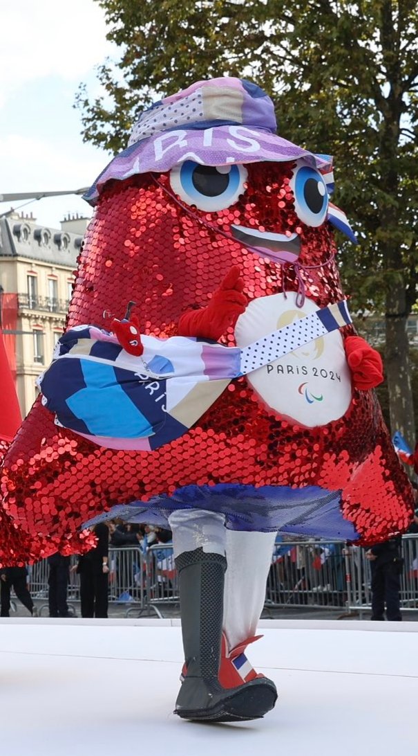 Au défilé de mode, sur la plus belle avenue du monde, la Phryge était également de la fête, habillée en Volontaire 💘  #ParadedesChampions <a href="/Paris2024/">Paris 2024</a>