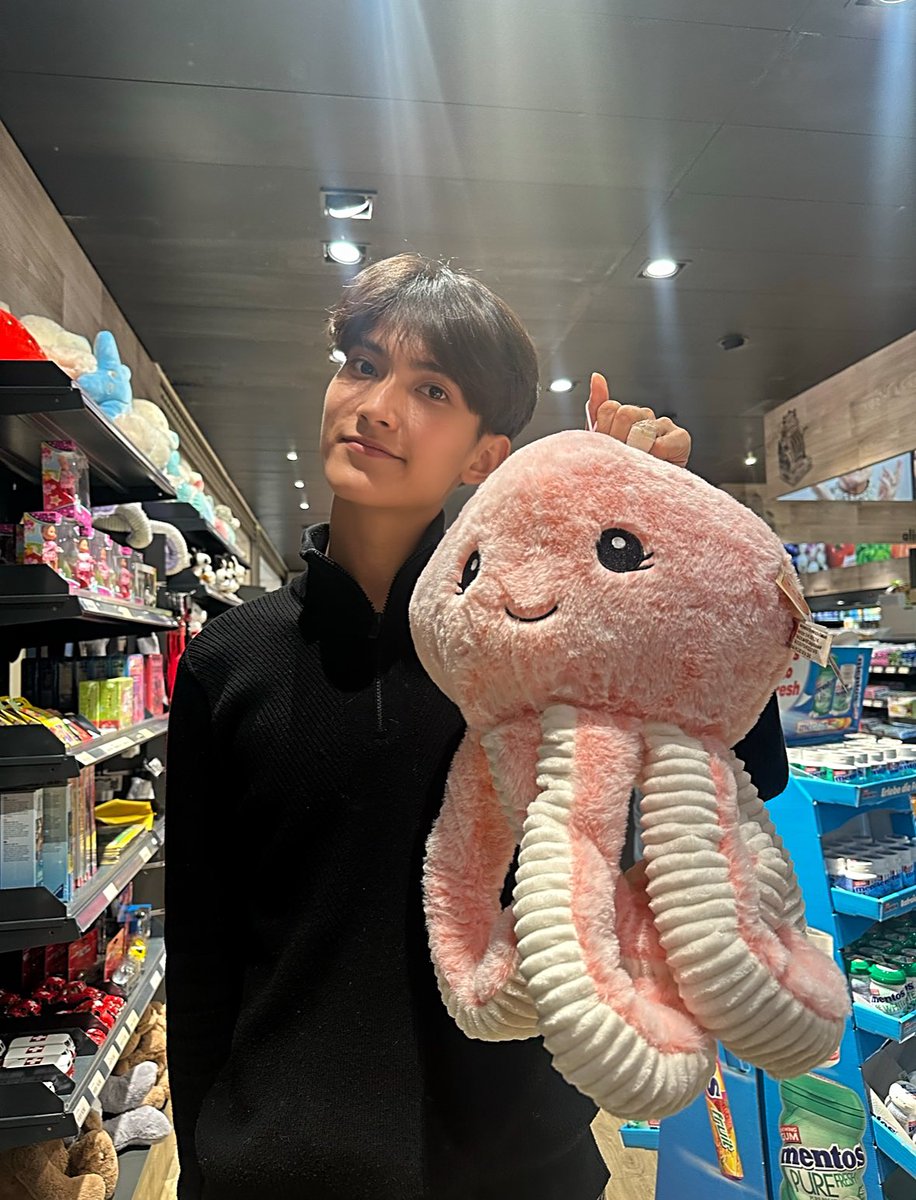 Sixsuperstars's tweet photo. น้อนจุกุมิยักษ์ 😂🐙 #First_Chalongrat #รักแรกของเฟริสท์ https://t.co/RqT5BNFKqM