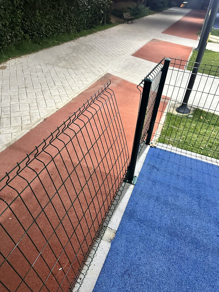 kerimkoc's tweet photo. @atasehirbld selam ataşehir parkı spor alanında bu çitler kırık ve alan yüksek çocuklar düşme tehlikesinde ! Parkta tahtrevalli vidaları çıkmış. Parka ilgi rica ediyoruz. @onursaladiguzel https://t.co/vBZTUIU3G5