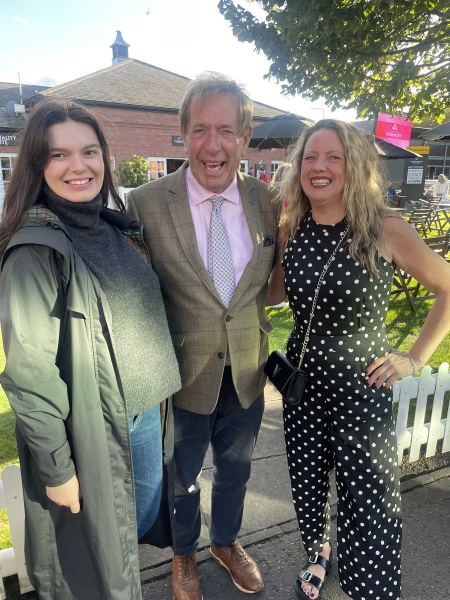 LadyT 💄 tweet media