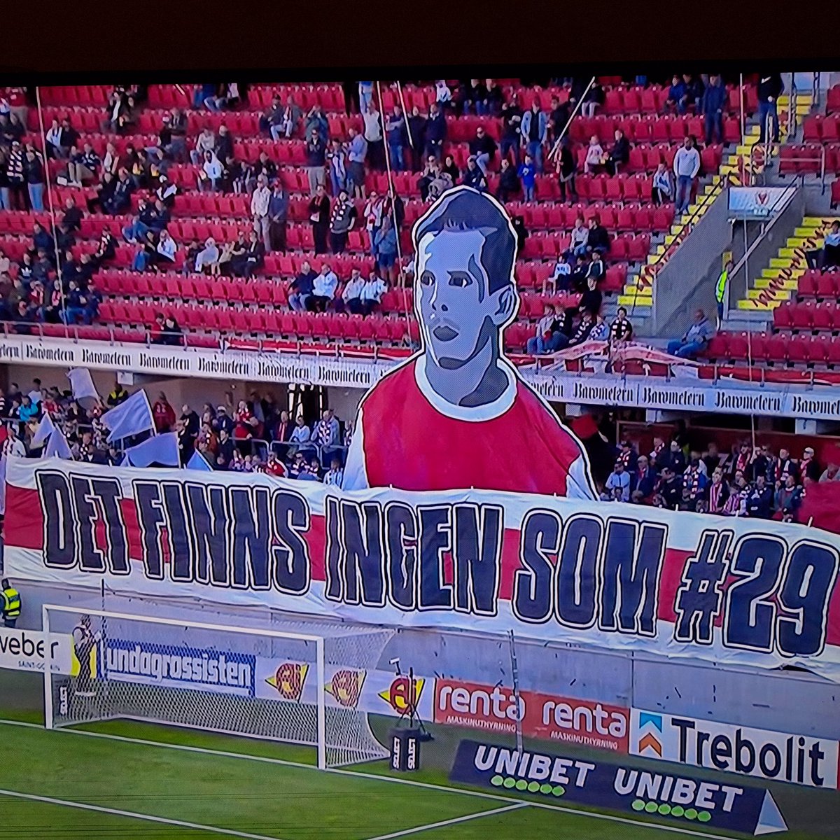 3 poäng in på kontot och ett nytt TIFO signerat de så fantastiska <a href="/KalmarTifo/">Kalmar Tifo</a> 

Det är sena kvällar och många timmars slit för några få minuter i rampljuset.

Vill du se fler TIFON framöver? Swisha till KFFSU  1235922372 och märk betalningen med TIFO
Alla bidrag är välkomna!