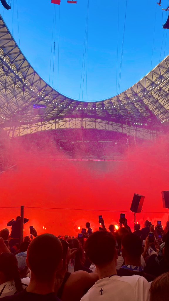 StyleM_photo's tweet photo. Merci pour cette soirée @OM_Officiel #CU84 #OMOGCN @orangevelodrome 🎂🔵⚪️🌋 https://t.co/HCwb68kz2C